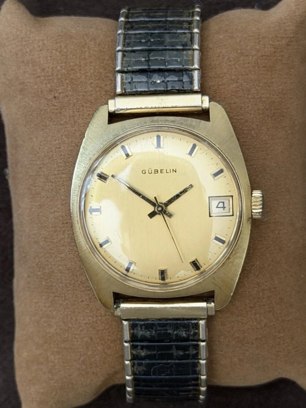 Gübelin Seventeen Manual Wind 17J Date Gold Dial Cushion 33mm Expansion
